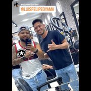 Corte disfarçado: Luís Oyama tampa camisa do Flamengo de barbeiro na Bélgica com escudo do Botafogo
