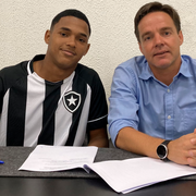 Botafogo assina primeiro contrato profissional de Rafael Lobato, líder de assistências do sub-17