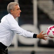 Luís Castro explica Patrick de Paula fora até do banco do Botafogo: ‘Enquanto não estiver em condições, não vai para o jogo comigo’