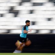 Daniel Borges reaparece e corre no gramado no último treino do Botafogo antes da viagem para Florianópolis