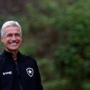 Técnico do Botafogo elogia melhorias no Lonier e cita ‘contexto Brasil’ para ter aprovado gramado sintético no Nilton Santos