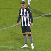 Jacob Montes estreia pelo Botafogo e recebe elogios de Luís Castro: ‘Tem técnica evoluída, é humilde e trabalhador’