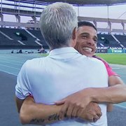 TV mostra abraço caloroso de Luís Castro e Taison em Botafogo x Internacional após &#8216;treta&#8217; na Ucrânia: &#8216;Final feliz dessa história&#8217;