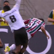 PC Oliveira discorda de Luís Castro e defende pênalti marcado contra o Botafogo: &#8216;Ação do Patrick de Paula é imprudente&#8217;