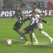São Paulo x Botafogo: ‘Central do Apito’ diz que pênalti deveria ter sido marcado no campo e Rafinha, expulso