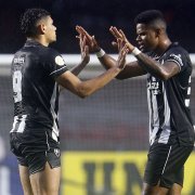 Tiquinho Soares elogia esquema ofensivo do Botafogo com Júnior Santos ao seu lado: ‘Gosto de jogar nessa formação’