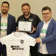 André Mazzuco representa Botafogo e recebe prêmio em congresso internacional por ações sociais