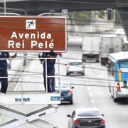 (OFF) Acesso ao Maracanã, Radial Oeste vira &#8216;Avenida Rei Pelé&#8217;; prefeito do Rio divulga novas placas