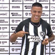 Botafogo apresenta Carlos Alberto: 'Sou um cara rápido, gosto muito de ganhar o fundo e dar assistências'