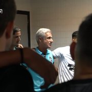 Luís Castro discursa para elenco antes de vitória do Botafogo: 'Pensemos no que valemos como homens'