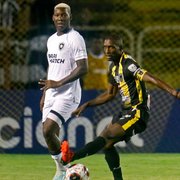 'Missão foi entregue e Patrick de Paula cumpriu', diz Luís Castro, que busca desenvolver jogadores no Botafogo