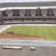 Botafogo inicia remoção de gramado do Nilton Santos para mudança para sintético
