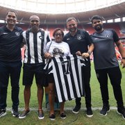 Filha e neto de Garrincha recebem camisa retrô do Mané e dão pontapé inicial em jogo do Botafogo em Brasília
