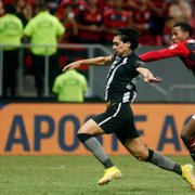 Comentarista critica VAR em Botafogo x Flamengo e cita possível pênalti em Matheus Nascimento
