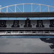 Botafogo divulga mais um vídeo da obra do gramado do Nilton Santos: &#8216;Marcações, carrinhos e muita concentração&#8217;