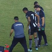 Botafogo x Nova Iguaçu: Carlos Alberto leva entrada criminosa no tornozelo e é substituído no primeiro tempo; veja lance