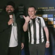 Vice-presidente da ESL veste camisa do Botafogo, canta hino e surpreende repórteres em torneio de CS:GO na Polônia: 'Está torcendo bem!'