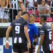 Árbitro carrega na súmula ao explicar expulsões em Botafogo x Flamengo e diz ter sido atingido por Tiquinho Soares com ‘cabeçada no nariz’