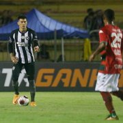 Victor Cuesta aceita mesmo salário atual para ficar no Botafogo; falta acerto com empresários