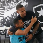 Comentarista se impressiona com Victor Sá e Júnior Santos no Botafogo: 'Laterais do Atlético-MG passaram a noite sonhando com eles'