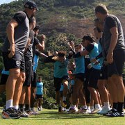 Com corredor para aniversariantes, Botafogo treina de olho na semifinal contra a Portuguesa