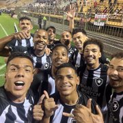 'Gol de R$ 500' e promessa cumprida de 'selfie': bastidores mostram descontração no Botafogo