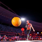 Estádio Nilton Santos, do Botafogo, recebe o primeiro de três shows do Coldplay; veja vídeos e fotos