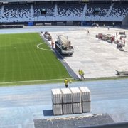FOTO: Estádio Nilton Santos começa a receber estrutura para shows do Coldplay