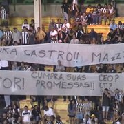 Torcida do Botafogo protesta durante jogo contra a Portuguesa com faixas pedindo saída de Luís Castro e cobrando John Textor