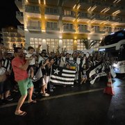 Apoio total! Torcida do Botafogo recebe time em Aracaju com festa sob chuva na véspera da estreia na Copa do Brasil