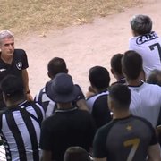 Árbitro relata na súmula copo atirado por torcedor do Botafogo em direção a Luís Castro após empate com a Portuguesa
