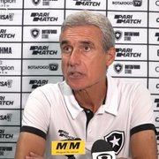 Luís Castro elogia torcida do Botafogo no Espírito Santo, mas lamenta viagens por conta de obras no Nilton Santos: ‘Não temos casa’