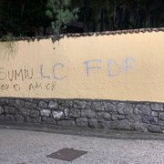 Torcida do Botafogo picha muro da sede, cobra reforços e critica John Textor e Luís Castro