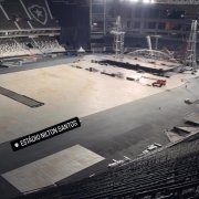 Foto mostra pista do Nilton Santos coberta por piso preto para shows do Coldplay, e jornalista sugere: ‘Botafogo tem que manter assim’