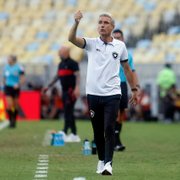 Comentarista: &#8216;Botafogo confirmou o favoritismo contra o Flamengo. Trabalho premia insistência e respaldo no treinador&#8217;