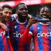 Eagle Football: Crystal Palace aplica goleada histórica e vence a segunda com novo técnico; John Textor é alvo de protestos no Lyon