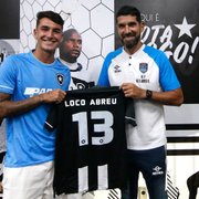 Antes de duelo com Universidad César Vallejo, Botafogo presenteia técnico Loco Abreu com camisa personalizada