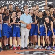 John Textor visita sede do Botafogo, tem reunião com presidente e joga basquete com jovens; veja vídeo
