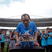 Aniversariante do dia, Manga recebe homenagens no Botafogo com a presença de todos os goleiros do clube
