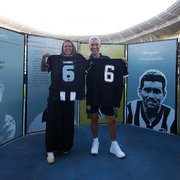 Luís Castro e neta de Nilton Santos se reúnem no estádio do Botafogo para relembrar histórias da Enciclopédia do Futebol