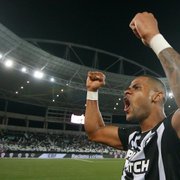 Júnior Santos: 'Botafogo está forte dentro e fora de campo, isso tem ajudado'