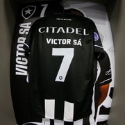 Botafogo mantém parceria com Amazon e estampa na camisa do jogo contra a LDU logo de série do Prime Video