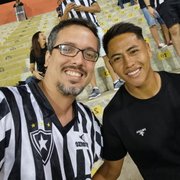 Ex-Botafogo, Lecaros assiste a jogo com torcida alvinegra no Peru pela Sul-Americana