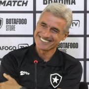 Luís Castro se diverte com brincadeira da torcida do Botafogo: ‘Desde que não nos castrem os pontos, vamos seguir’