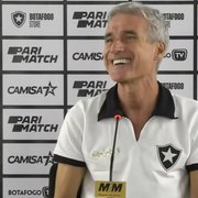 Procura ‘fora do normal’: camisa retrô de Nilton Santos usada por Luís Castro em coletiva do Botafogo esgota rapidamente