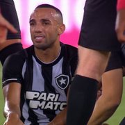 Marçal deixa estádio do Botafogo mancando e fará exames no joelho; lesão, a princípio, não é grave