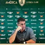 Mancini, do América-MG, admite que 'Botafogo vive momento especial e mereceu vencer' e diz: 'Campo sintético também foi ponto de desequilíbrio'
