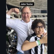 John Textor comemora gol do Botafogo &#8216;à la Tiquinho Soares&#8217; com filho do artilheiro do Brasileirão no Estádio Nilton Santos