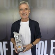 Técnico do Botafogo, Luís Castro recebe troféu de técnico do mês do Brasileirão e doa prêmio para a Central Única das Favelas