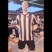 Novas camisas do Botafogo da Reebok já estão sendo vendidas em shopping de SP; veja fotos